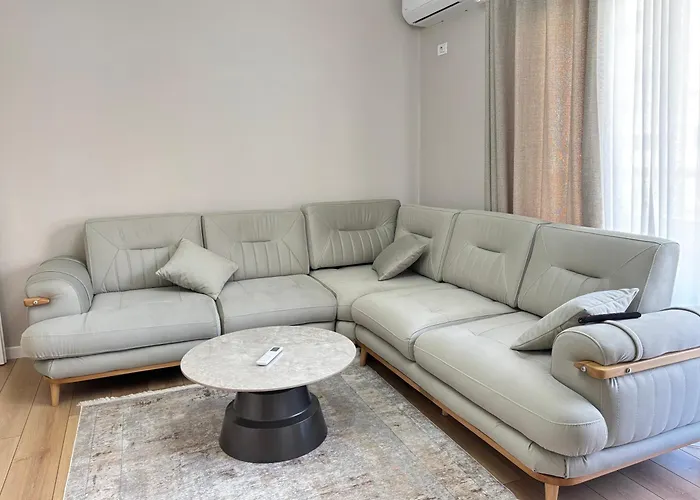 Cozy Rr Sokrat Miho * 地拉那